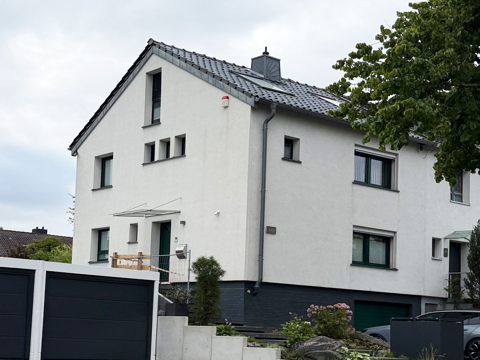 Fassadenreinigung Putzfassade Aachen, vorher-nachher