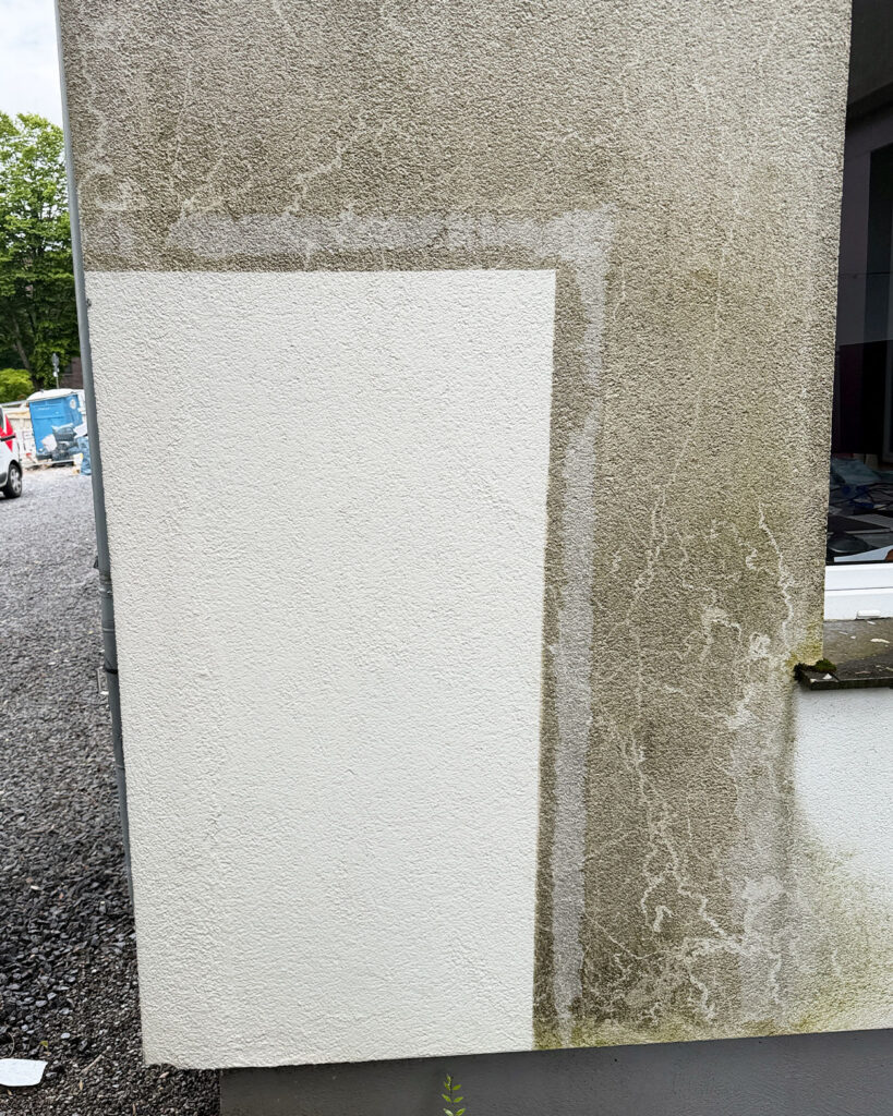 Fassadenreinigung Putzfassade Aachen, Musterfläche