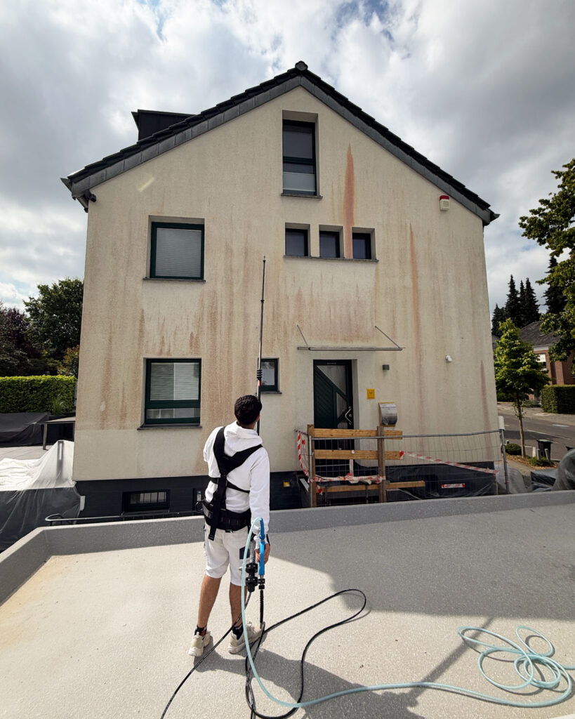 Fassadenreinigung Putzfassade Aachen, vorher-nachher